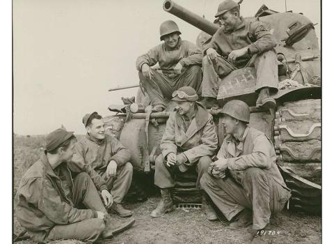 Photo of Ernie Pyle with WWII soldiers